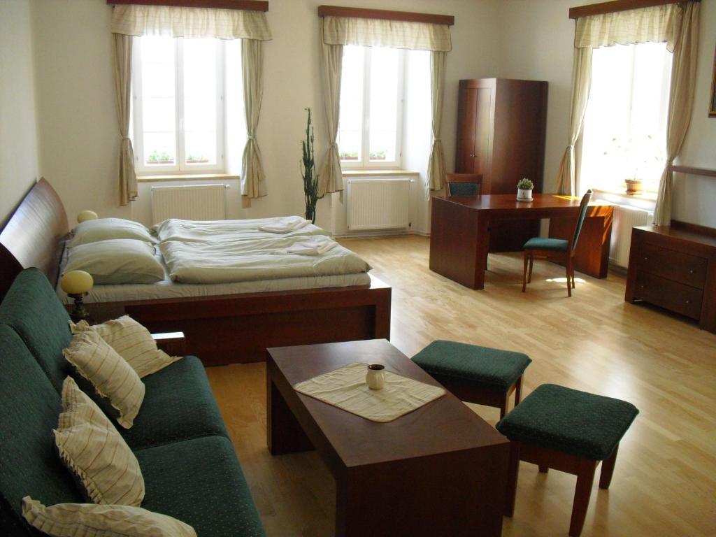 Hotel Mestsky Dorinka Hostinné